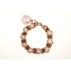   Rózsakvarc ásvány karkötő, virág medállal, rézhuzallal