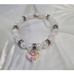   Szív charm függővel díszített aurakvarc 8 mm-es ásvány karkötő. Ezüst színű nemesacél Love feliratú- és sztrassz köztesekkel lett ékesítetve., gumidamilra fűzve.