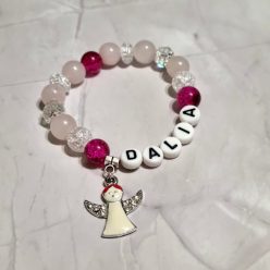   AngyalVarázs, névre szóló gyermek ásványkarkötő. Roppantott hegyikristály, rőzsakvarc, fazettált üveg, Dália betűgyöngy és strasszköves angyalka charm.