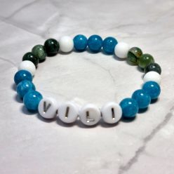   Föld és Ég Fia, névre szóló fiú ásványkarkötő. 6mm-es  Mohaachát, festett kék achát, fehér jáde ásványokból készült, Vili betűgyöngyőkkel személyre szabva.