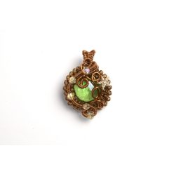 Zöld üvegkaboson és üveggyöngy medál, rézhuzallal